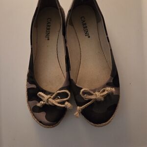 Carrini Camouflage Flats with a Bow- Size 7
